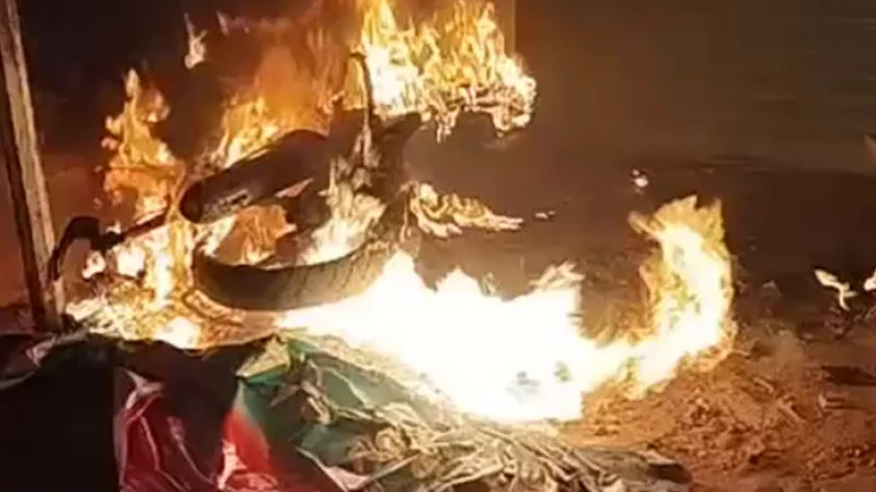 তিনটি মোটরসাইকেলে আগুন দেওয়া হয়